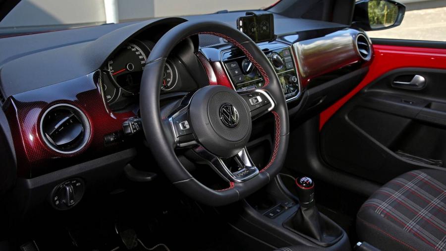 Интерьер Volkswagen up! GTI by B&B 2018 года  (фото 2 из 8)